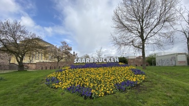 Gelb und blau bepflanztes Wappenbeet unterhalb des Staatstheaters Image