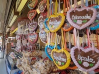 Süßwarenstand mit Lebkuchenherzen und Popcorn