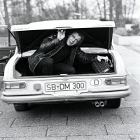 Dieter Thomas Heck (1937-2018), unter anderem früherer Moderator des Saarländischen Rundfunks, wurde 1972 vom Saarbrücker Fotografen Gerhard Heisler mit seinem neuen Mercedes abgelichtet.