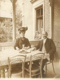 Heinrich Korn mit  Ehefrau bei einem Ausflug nach Bad Bergzabern um 1920