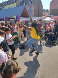 Tanz einer weiteren Besucherin des Marktes