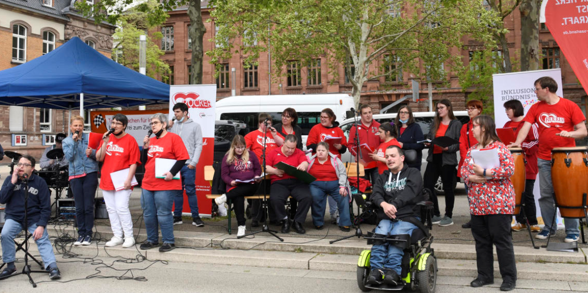 Menschen mit roten Shirts, die gemeinsam singen