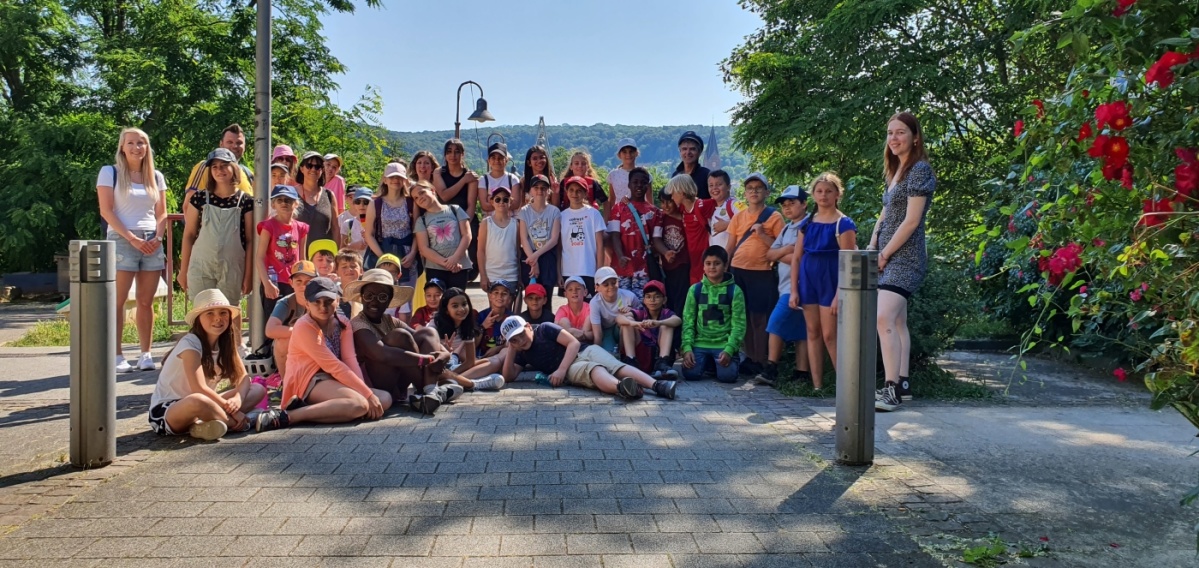 Gruppenfoto von der Klassen der Freiwillige Ganztagsgrundschule Rastpfuhl und der école Elémentaire Welferding 