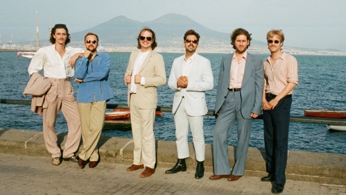 6 Männer und im Hintergrund das Meer