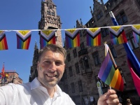 Oberbürgermeister Uwe Conradt beim Christopher Street Day 2023