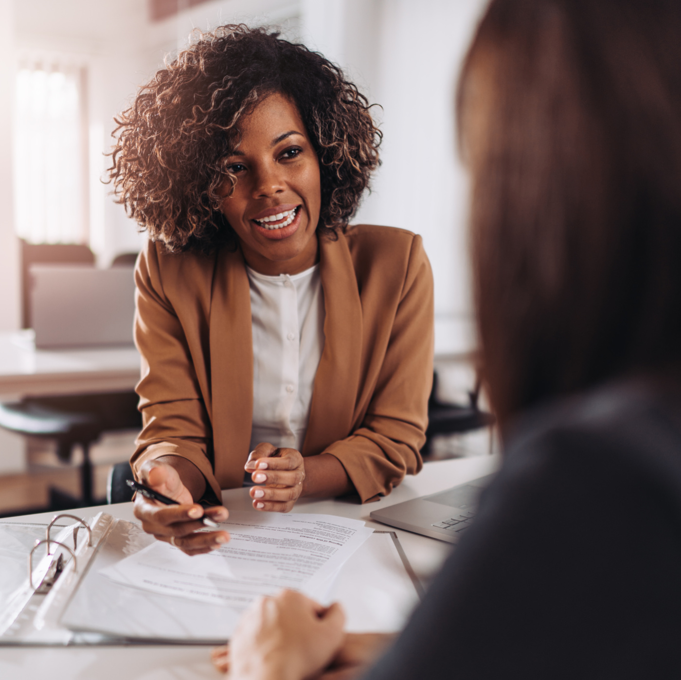 Eine Frau berät eine andere Frau