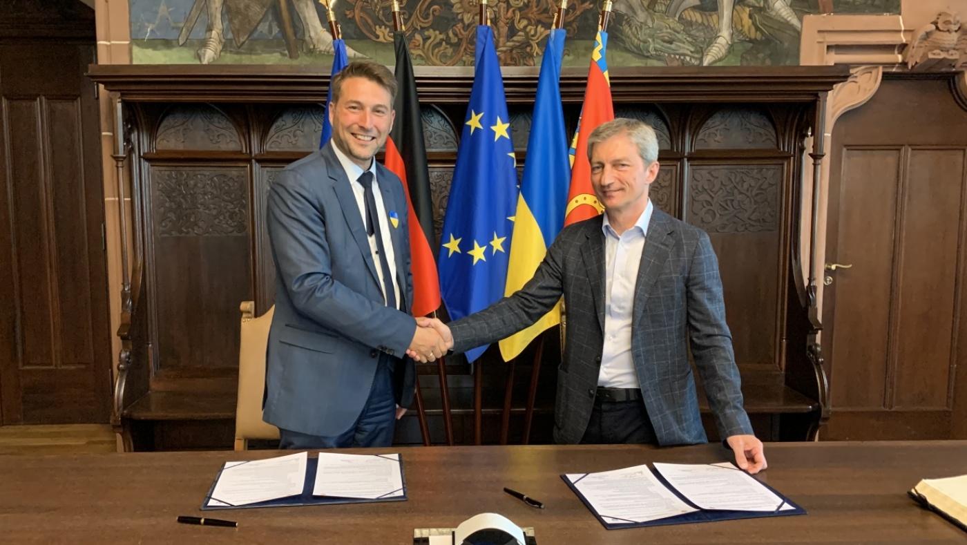 Mayor Conradt and Kowel's mayor Tschaika sign the solidarity partnership agreement - LHS