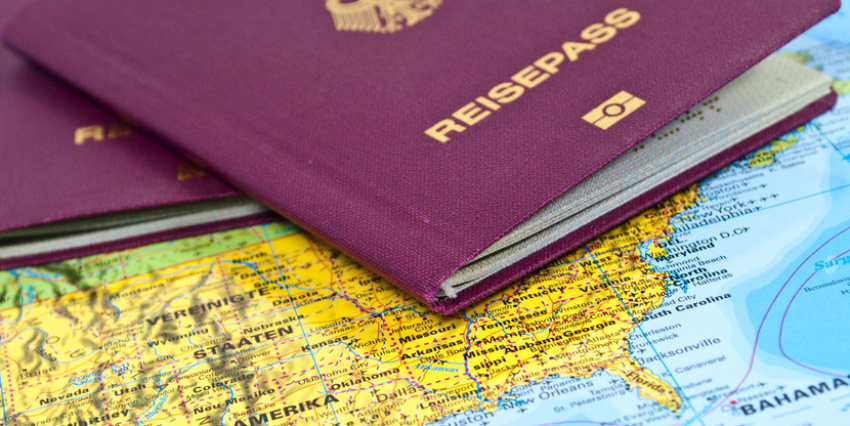 Reisepass auf einer Landkarte