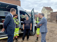 Bombenentschärfung 23. Juli 2023: OB Conradt (links) und Innenminster Jost (rechts) im Gespräch mit den Bauarbeitern und einem Mitglied des Entschärferteams