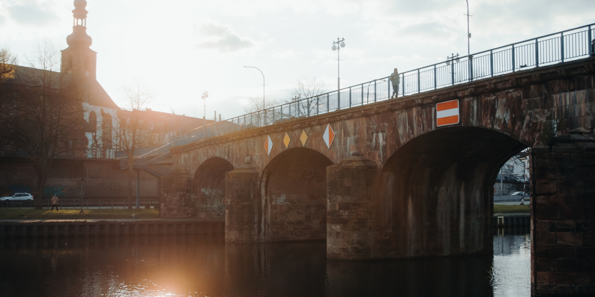 Die Alte Brücke vom St. Johanner Saarufer mit Blick auf die Schlosskirche