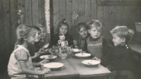 Kinder freuen sich über das leckere Essen. Stadtarchiv Saarbrücken