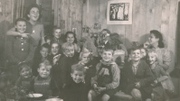 Kinder freuen sich über das leckere Essen. Stadtarchiv Saarbrücken