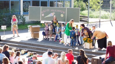 Bürgermeisterin Meyer begrüßt die Erstklässler der Freiwilligen Ganztagsgrundschule Folsterhöhe Image