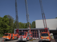 Fahrzeuge der Feuerwehr mit ausgefahrenen Leitern