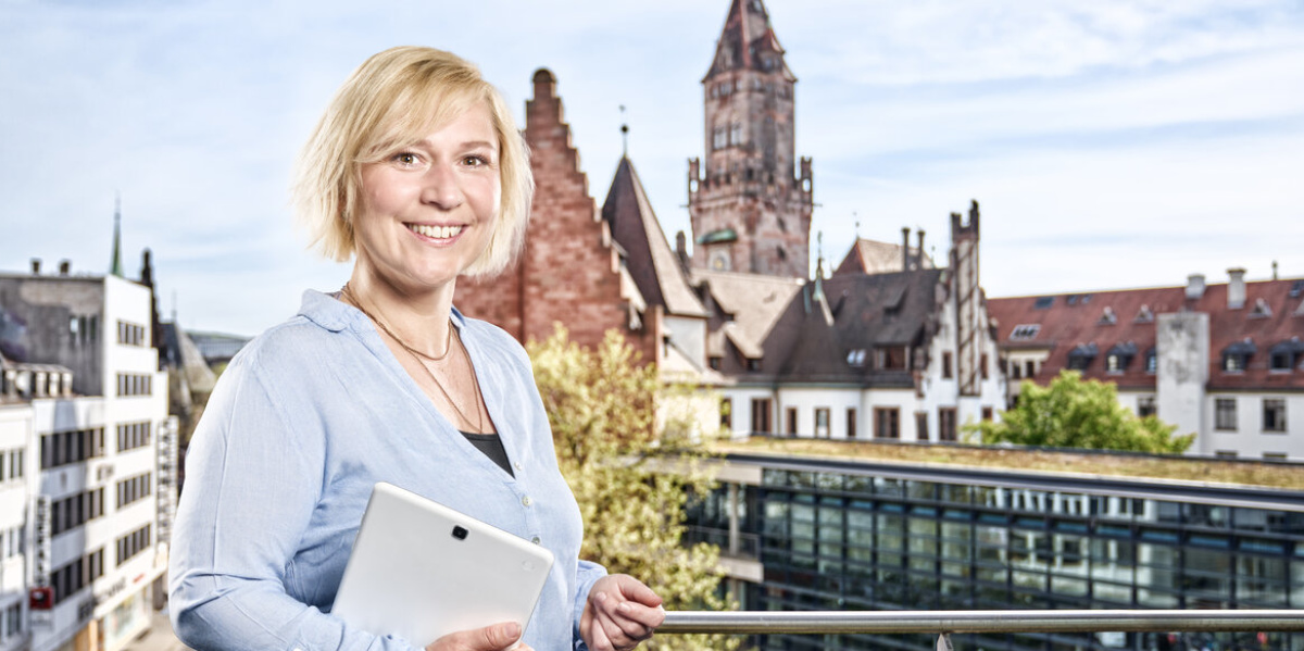 Frau auf Balkon vor Rathaus Saarbrücken