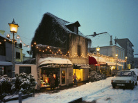 Geschmückte Straße "Am Stadtgraben" mit Schnee, um 1990