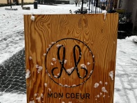 Holzschild für den Mon Coeur Pop-Up-Store