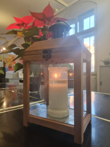 Friedenslicht auf der Infotheke im Rathaus St. Johann Image