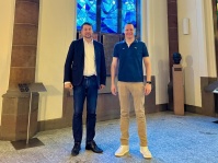 Rekordfreiwasserschwimmer Andreas Waschburger (rechts) mit Oberbürgermeister Uwe Conradt im Rathaus St. Johann 