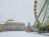 Riesenrad Jupiter und Staatstheater im Schnee