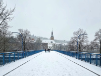 Die Alte Brücke bedeckt von Schnee