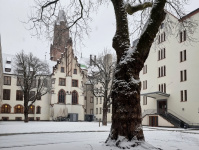 Innenhof Rathaus St. Johann bedeckt von Schnee