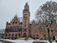 Rathaus St. Johann bedeckt von Schnee
