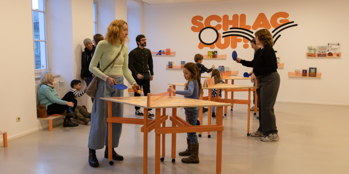 Menschen spielen Tischtennis