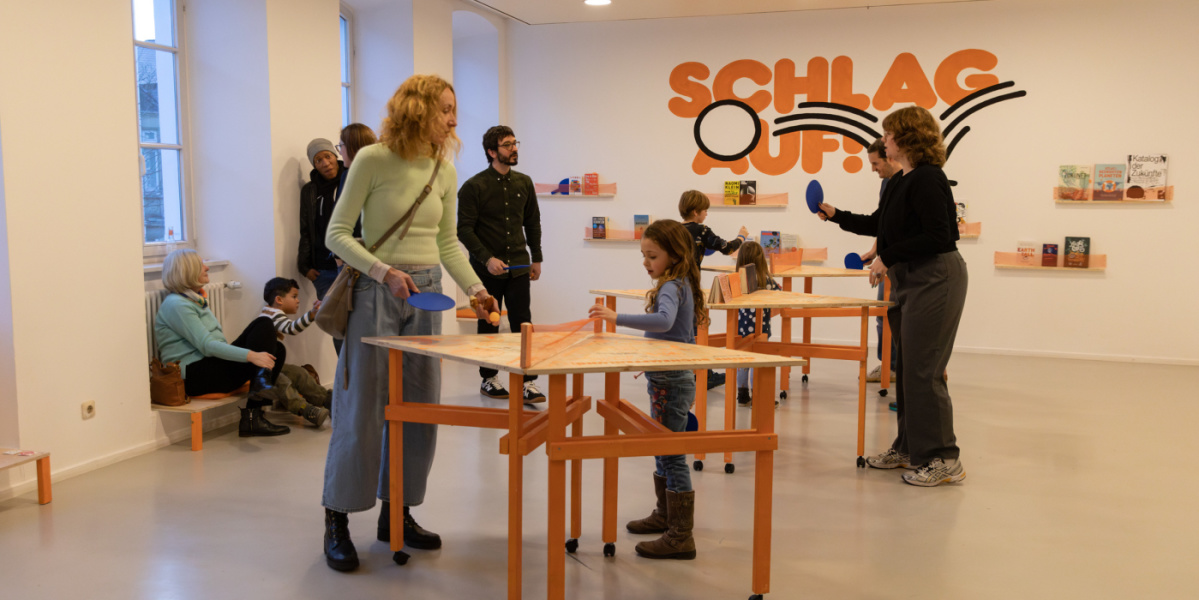 Menschen spielen Tischtennis