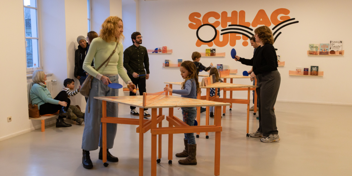 Menschen spielen Tischtennis