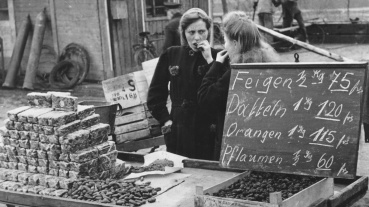 Sonderlieferungen von Datteln, Pflaumen und Orangen ließen die Saarbrücker 1947 auf bessere Zeiten hoffen Image