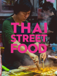 Verkäuferin bereitet an einem Stand Essen zu, Aufschrift "Thai Street Food"