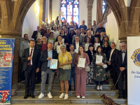 OB Conradt mit den ausgezeichneten Trägerinnen und Trägern des Lions-Hilfspreises am 24. April im Rathaus St. Johann