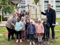 OB Uwe Conradt mit Kindern der Heilig-Kreuz-Kita am 25. April dem Kleinkinderspielplatz Hirtenwies gepflanzt.
