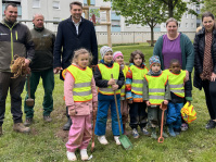 OB Uwe Conradt mit Kindern der Kitas Hirtenwies auf dem Kleinkinderspielplatz Hirtenwies gepflanzt.