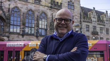 Bürgerreferent Steffen Meyer vorm Rathaus St. Johann Image