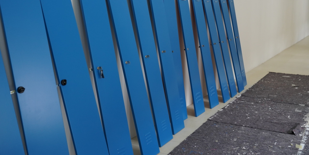 Blaue Spindtüren lehnen an einer Wand
