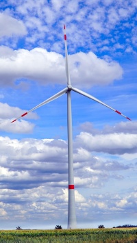 Eine Windanlage mit einem Windrad vor einer anschaulichen Landschaft