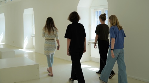 Kostenlose Führung auf Französisch Gruppe wird durch eine weiße Galerie geführt