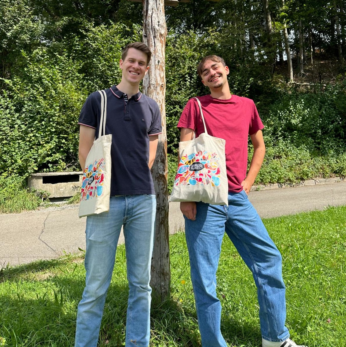 Deux jeunes hommes avec totebages