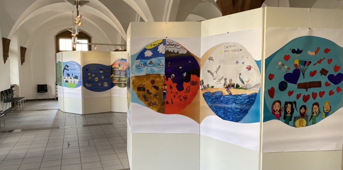Kunstprojekte von Kindern auf Stehwänden
