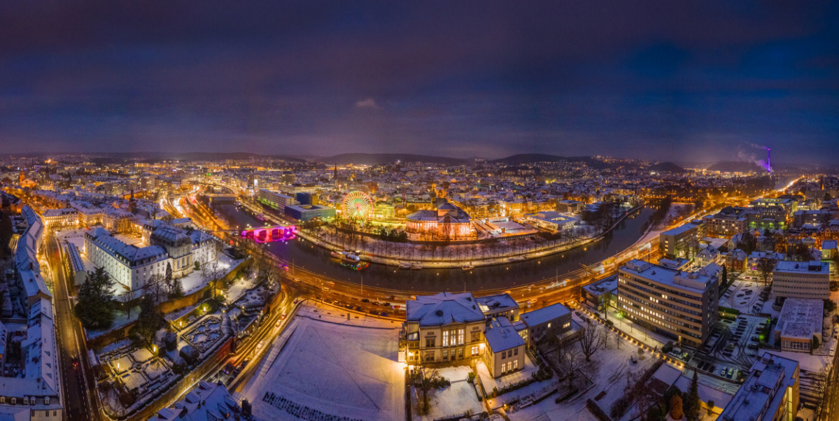 Beleuchtete Innenstadt von oben mit der Saar, dem Schloss, Staatstheater und Riesenrad