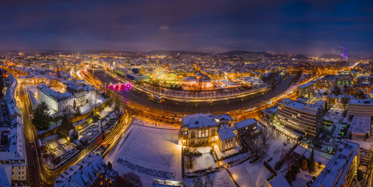 Beleuchtete Innenstadt von oben mit der Saar, dem Schloss, Staatstheater und Riesenrad