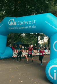 Drei 4,5 km Läuferinnen beim Zieleinlauf