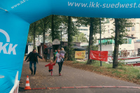 Frau mit ihren Kindern beim Zieleinlauf