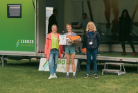 Läuferin erhält ihren Preis