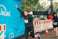 10 km Läuferin kommt ins Ziel