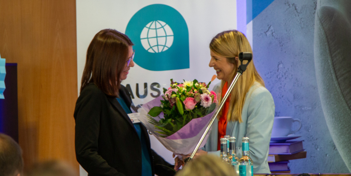 Lena Claassen und Bürgermeisterin Barbara Meyer bei der Eröffnung des Hauses des Ankommens
