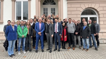 Vorstellung des neuen Geschäftsführers Filip John (5. v. l. vorne ) mit GIU-Geschäftsführer Heinz-Peter Klein (4. v. l. vorne) und OB Conradt (6 .v. l. vorne) Image