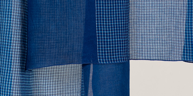 Detail eines blauen Stoffstücks
